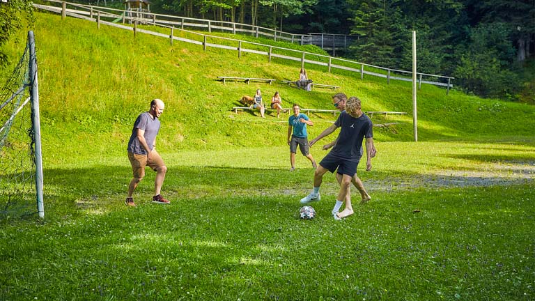 Fussball spielen beim großen Sportplatz bei der Grillhütte